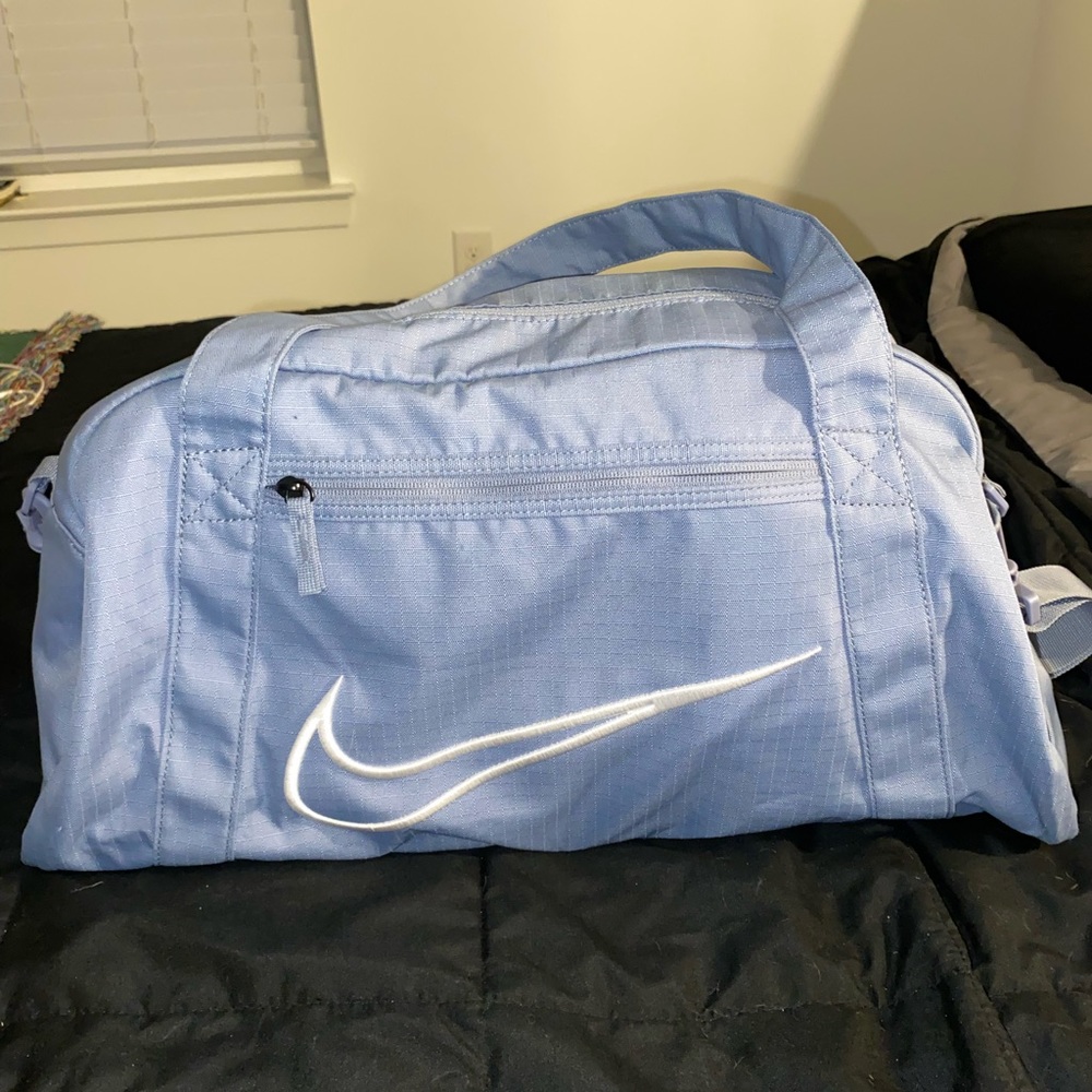 medium sized nike duffel gym bag